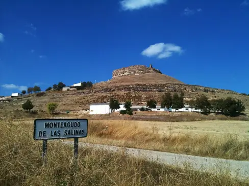 panoramica de monteagudo de las salinas en Cuenca punto de partida del camino de la lana