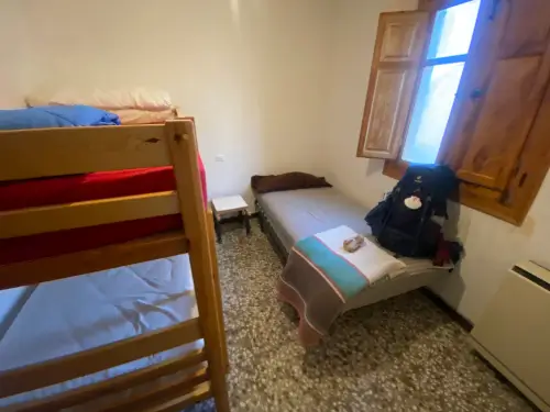 Habitación con literas del albergue de Villaconejos de Trabaque