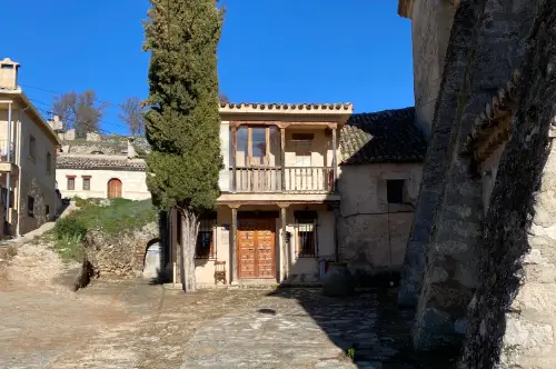 puerta del albergue de villaconejos