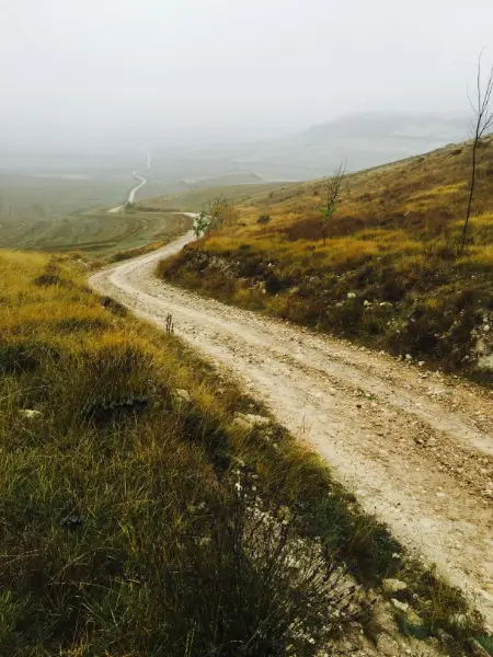 Caminar solitario y tranquilo por el camino de la lana La histoira del camino de la lana se respira en cada piedra