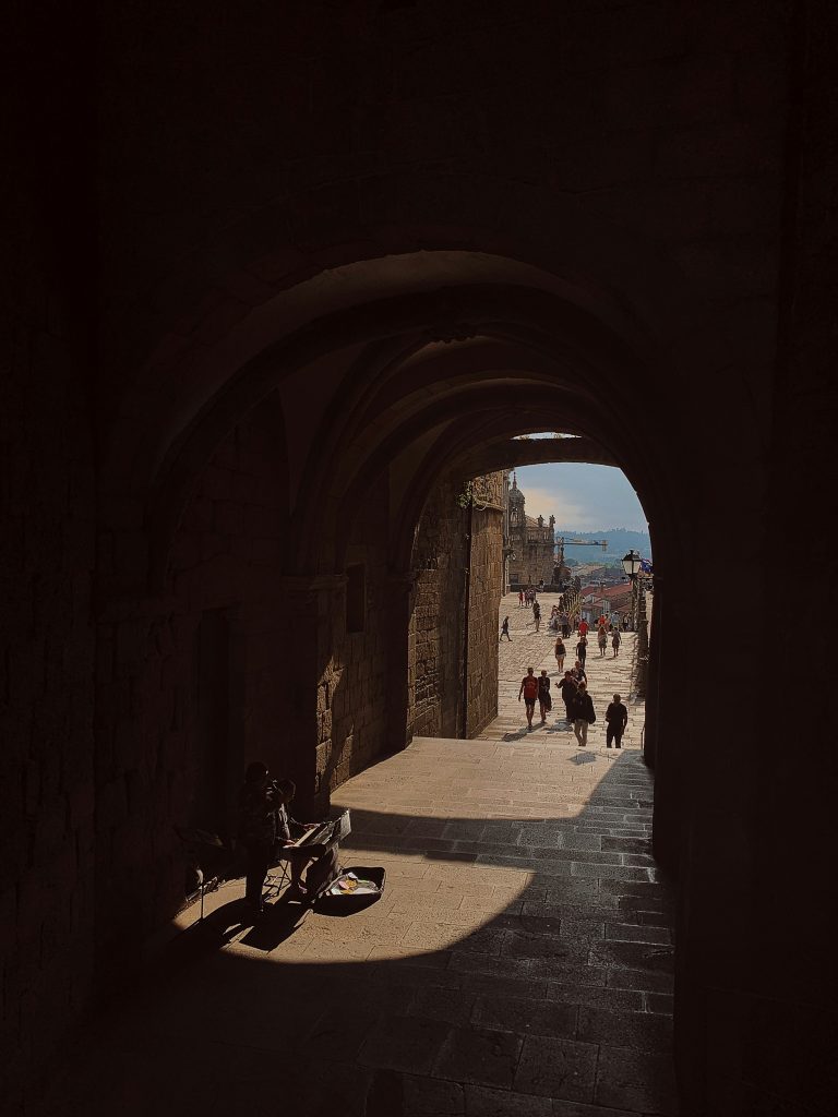 Peregrinos llegando a la Catedral de Santiago de Compostela tras recorrer el Camino en 7 días