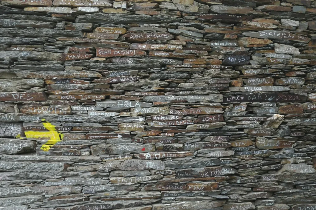 Albergue de peregrinos en el Camino de Santiago con mochilas y servicios para caminantes en rutas cortas