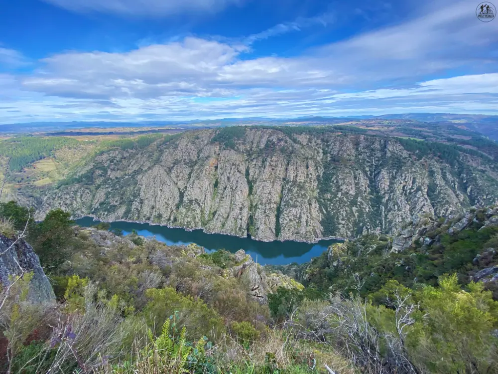 Mirador del Cañón del Sil en la Ruta en Bicicleta por la Ribeira Sacra, Galicia, con vistas panorámicas al río y acantilados