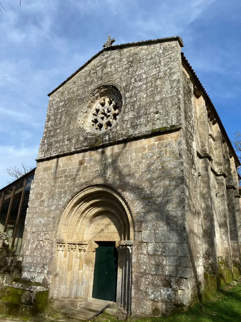 Fachada románica del Monasterio de Santa Cristina en la Ruta en Bicicleta por la Ribeira Sacra, Galicia