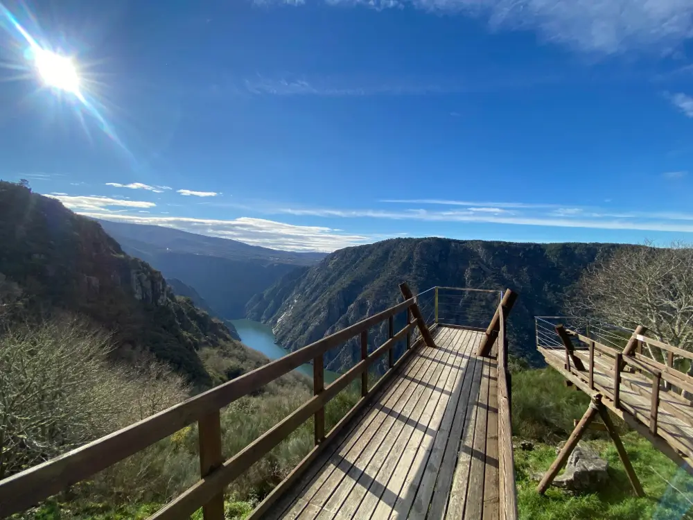 Espectacular vista desde el Mirador del Cañón del Sil en la Ruta en Bicicleta por la Ribeira Sacra, Galicia