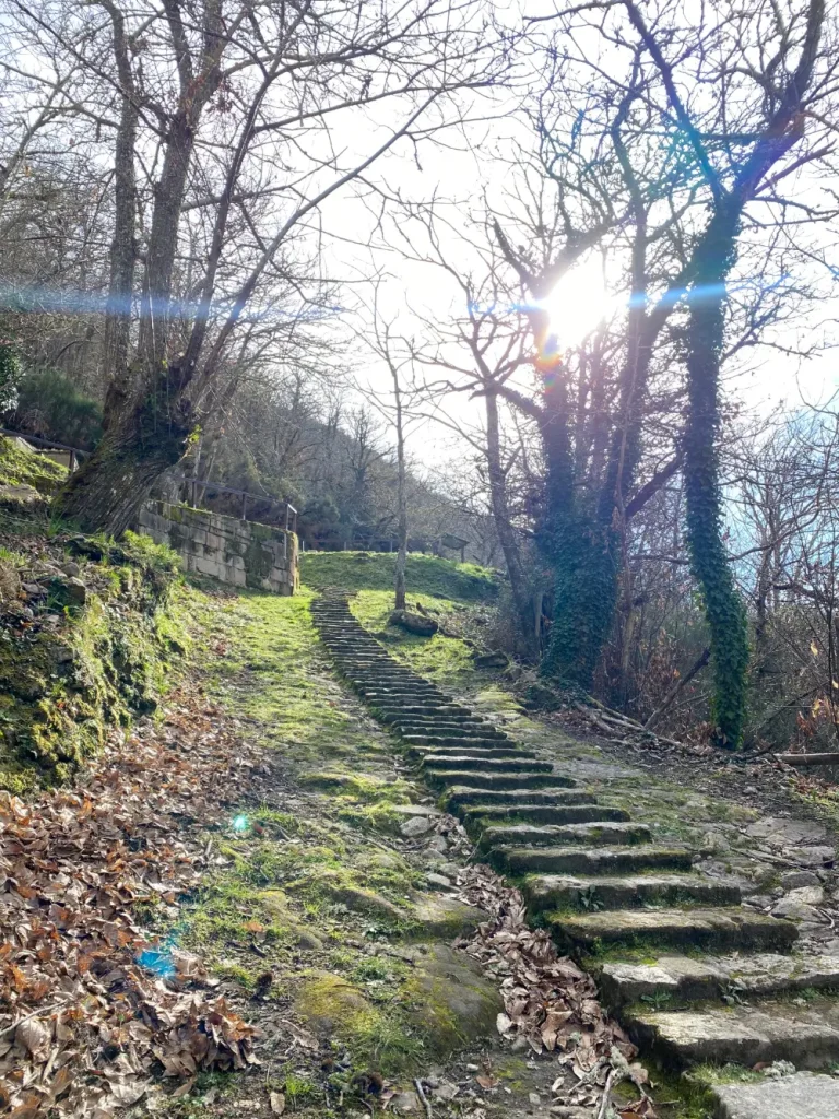 Camino de piedra y escaleras en la Ruta en Bicicleta por la Ribeira Sacra, un reto para ciclistas con bicicleta eléctrica