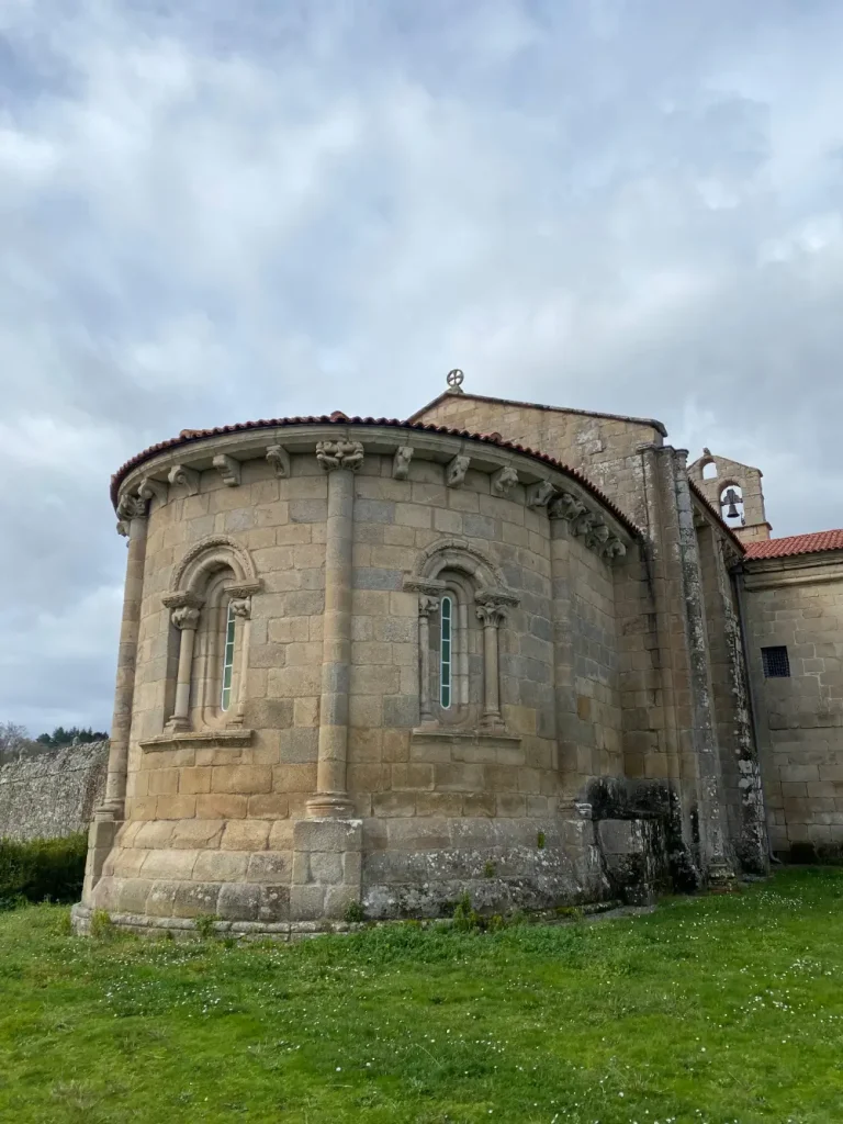 Ábside románico de piedra en la Ruta en Bicicleta por la Ribeira Sacra, un alto en el camino ideal para recargar la bici eléctrica