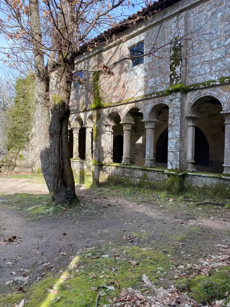 Claustro histórico del Monasterio de Santa Cristina en la Ruta en Bicicleta por la Ribeira Sacra, Galicia