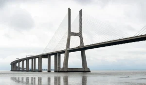 Puente Vasco da Gama en Lisboa, punto de partida del Camino de Santiago Portugués en bicicleta eléctrica.