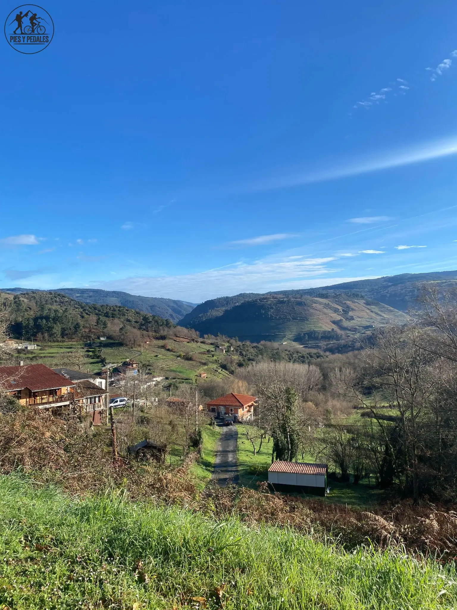 Valle gallego con pequeñas aldeas entre montañas en la Ribeira Sacra