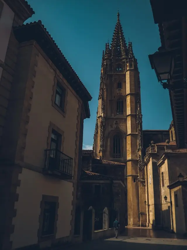 Catedral de San Salvador de Oviedo, punto de salida del Camino Primitivo