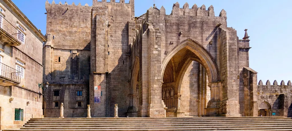 Vista de la Catedral de Tui, una parada emblemática en el Camino de Santiago Portugués en bici eléctrica