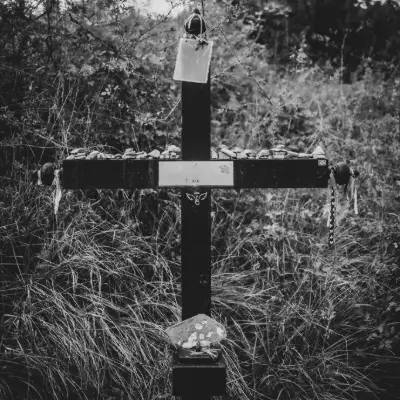 Cruz de madera con piedras y ofrendas en el Camino de Santiago, representando el sentido espiritual y conmemorativo de la peregrinación