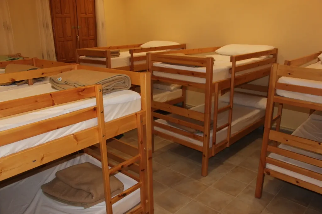 Dormitorio con literas en un albergue del Camino de Santiago. Alojamiento económico para peregrinos en su ruta hacia Santiago de Compostela