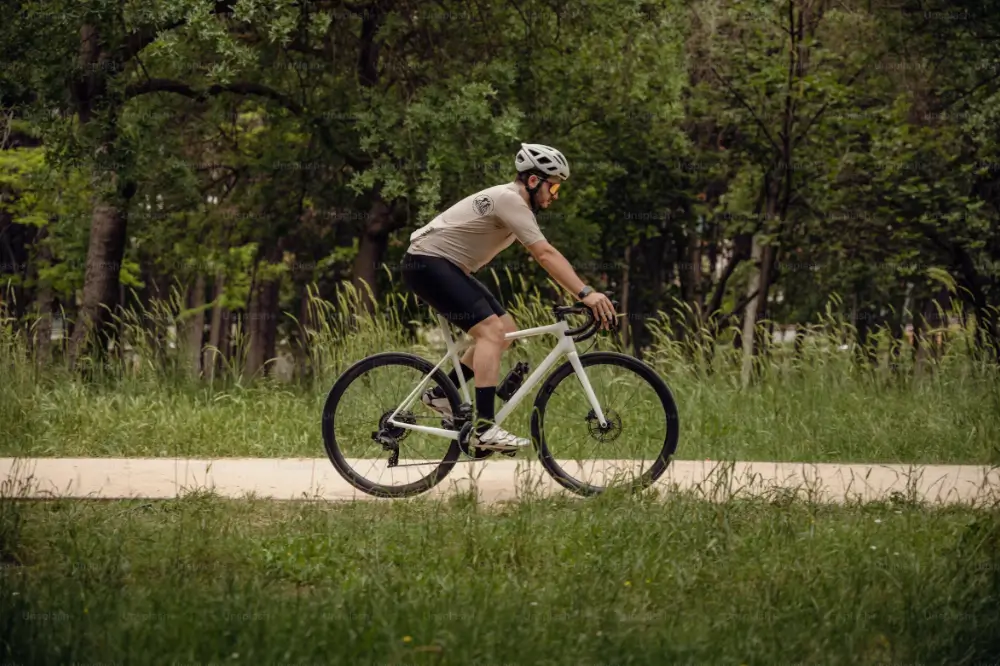 Hombre pedaleando por una etapa del Camino de Santiago en bicicleta eléctrica a través de un entorno natural