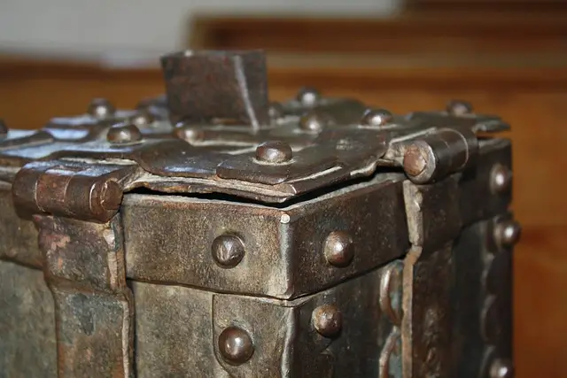 Antigua caja de donativos simbolizando la hospitalidad tradicional en el Camino de Santiago