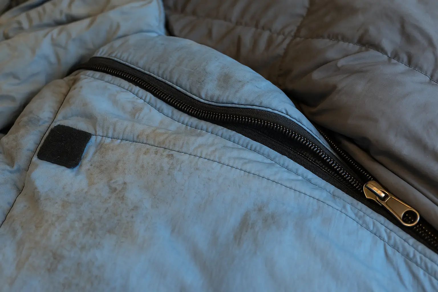 Detalle de las costuras y la cremallera de un saco de dormir