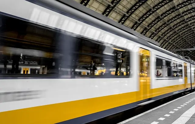 Tren de media distancia en estación rumbo a Sarria, una de las rutas más elegidas por los peregrinos del Camino de Santiago.