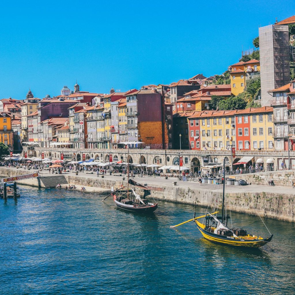 Barcos tradicionales en el Duero frente a Oporto