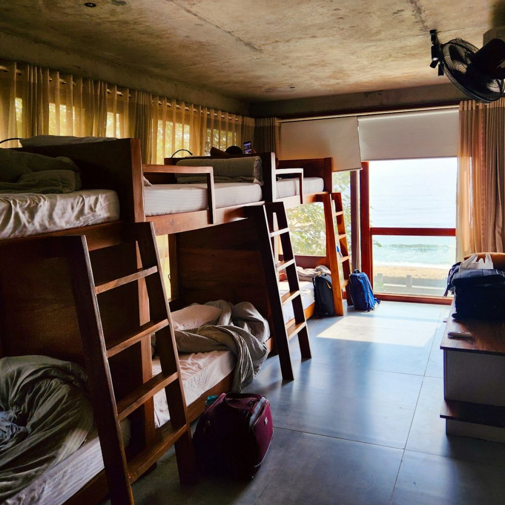 Dormitorio con literas de un albergue