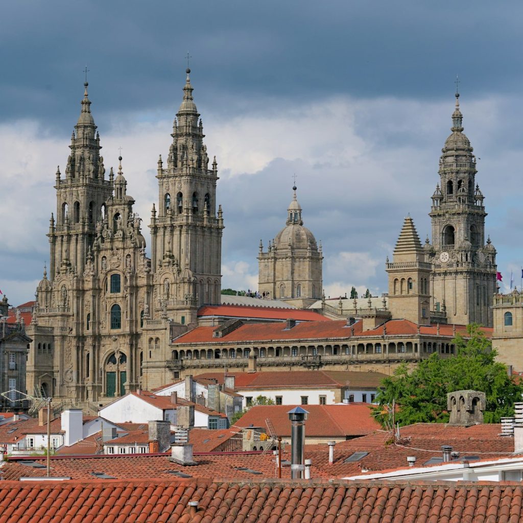 Torres de la Catedral de Santiago sobre los tejados de la ciudad